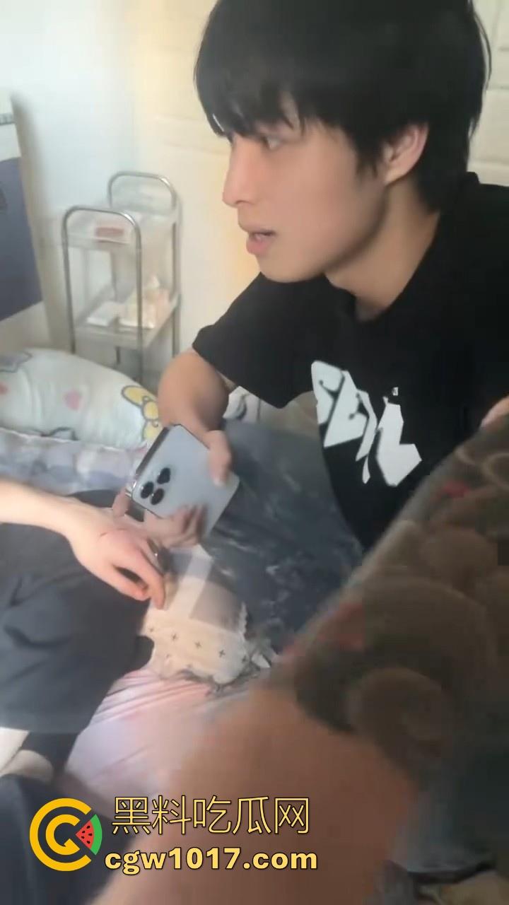 精神小伙上门捉奸!正准备脱裤子开操就遭正牌男友当场捉个正着,拳打脚踢还用菜刀架脖子上!逼没操到被打了一顿!-7