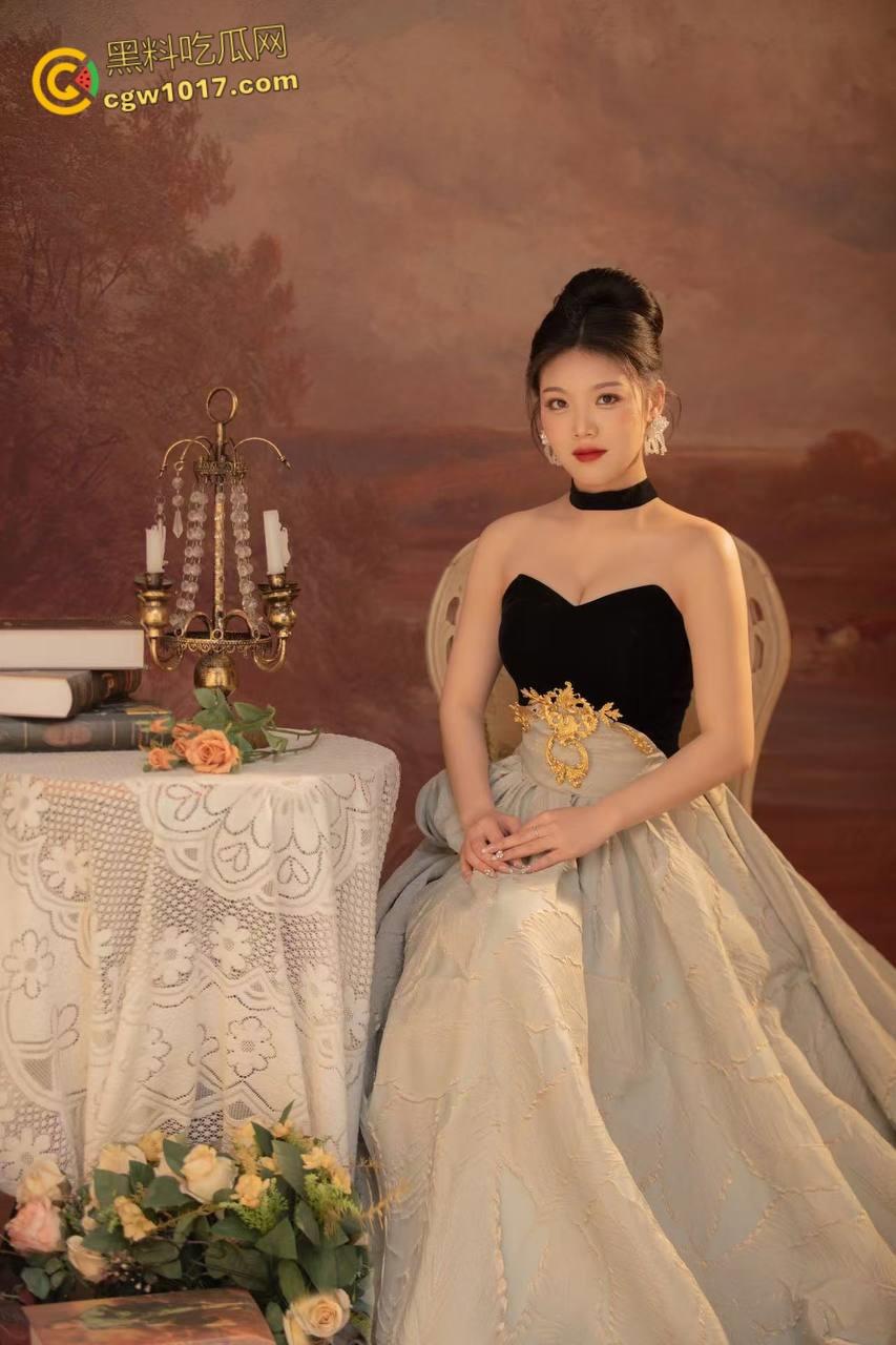 看着沙发上的性感姐姐,撕烂姐姐的丝袜猛吸嫩穴,还把鸡扒强行塞入她的嘴,极品翘臀打桩感十足 !-3