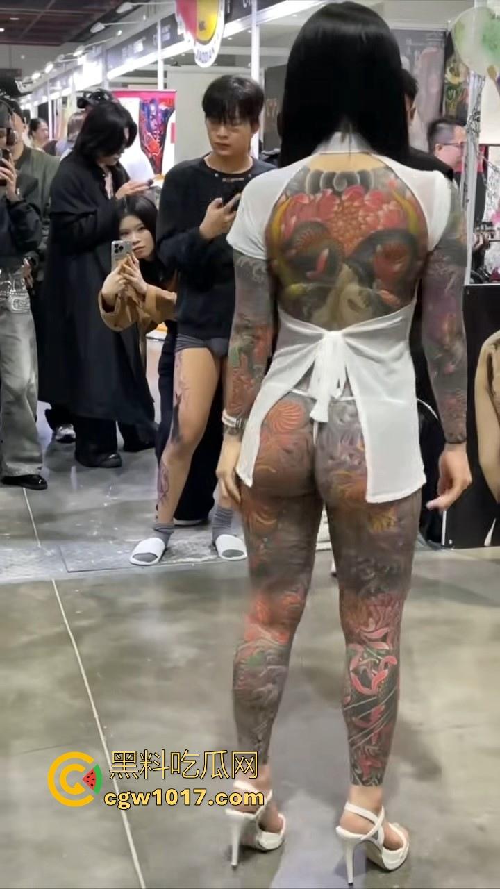 好女孩全覆盖 ?全身纹满阴唇边也是,人体活招牌,看着就有感觉的符文战士,她真的想给我们看全部!-3