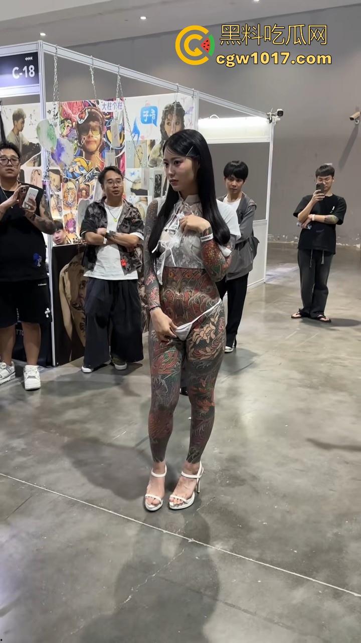 好女孩全覆盖 ?全身纹满阴唇边也是,人体活招牌,看着就有感觉的符文战士,她真的想给我们看全部!-5