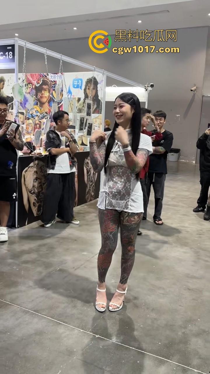 好女孩全覆盖 ?全身纹满阴唇边也是,人体活招牌,看着就有感觉的符文战士,她真的想给我们看全部!-6