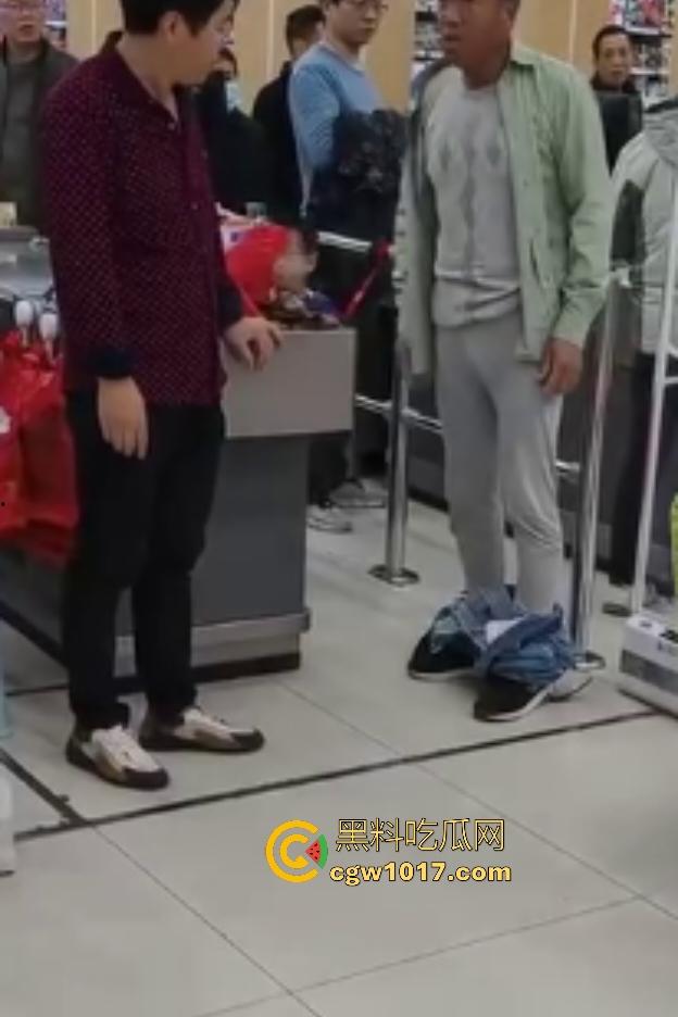 河北超市机器响工作人员逼老人脱光自证清白,还要搜身,这太过分了,大爷说“骗我脱完就不管了”?-5