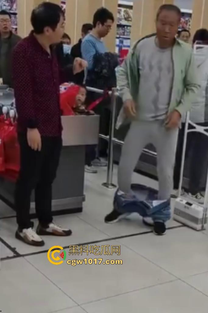 河北超市机器响工作人员逼老人脱光自证清白,还要搜身,这太过分了,大爷说“骗我脱完就不管了”?-4