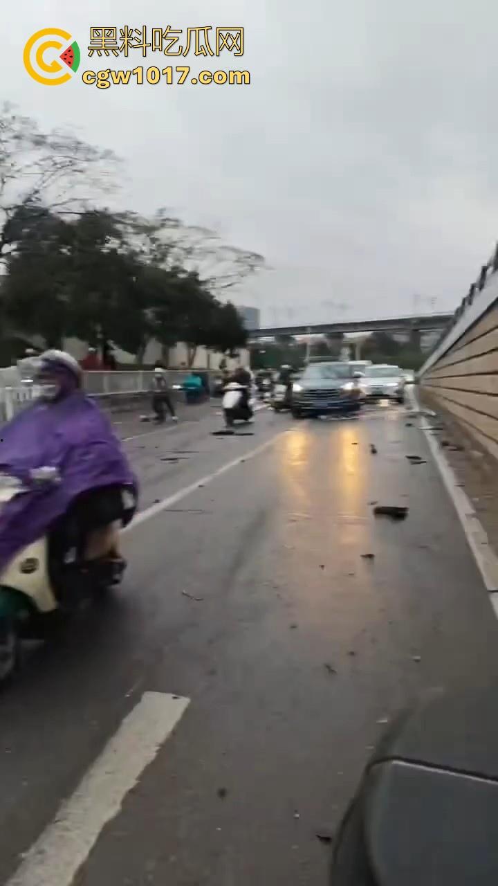 江苏南京中央门立交桥轿车猛冲入人行道,接连撞翻多辆电动自行车,多名行人受伤倒地昏迷,又是报复社会吗?-7