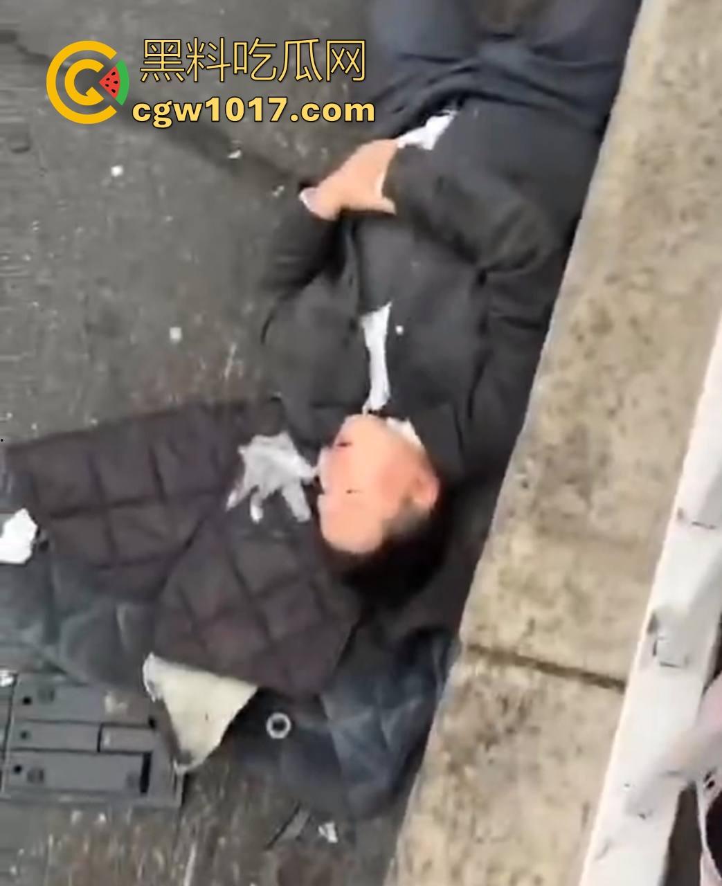 江苏南京中央门立交桥轿车猛冲入人行道,接连撞翻多辆电动自行车,多名行人受伤倒地昏迷,又是报复社会吗?-10