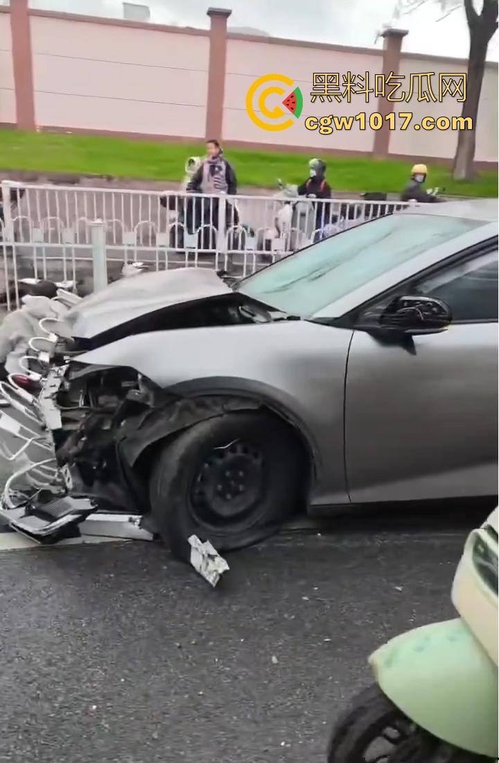 江苏南京中央门立交桥轿车猛冲入人行道,接连撞翻多辆电动自行车,多名行人受伤倒地昏迷,又是报复社会吗?-8