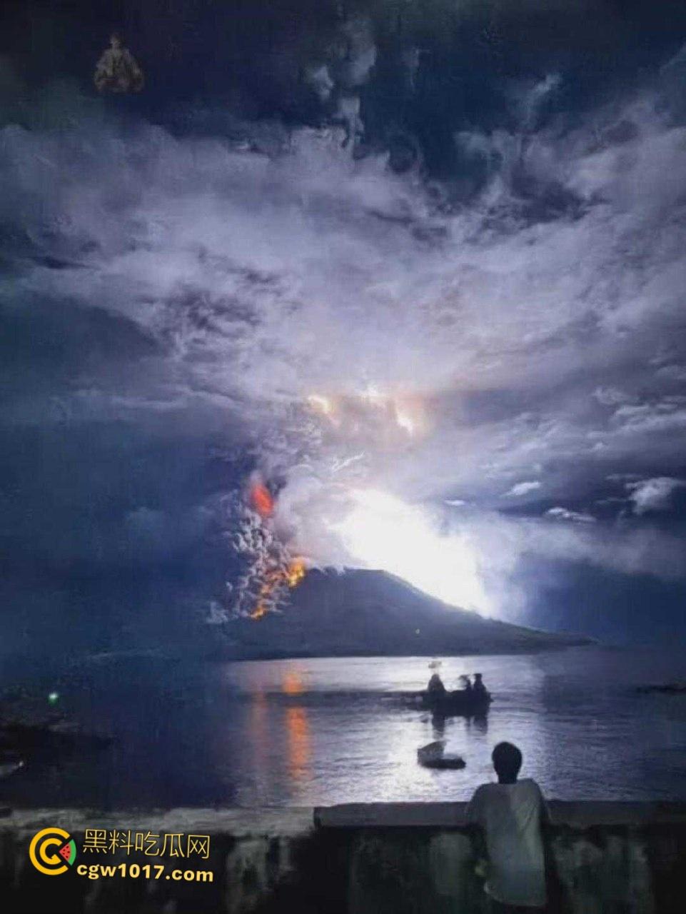 印度北苏拉威西省拉翁火山爆发,天空乌云密布电闪雷鸣,岩浆喷涌浓烟滚滚,警戒级别升至最高 !-7