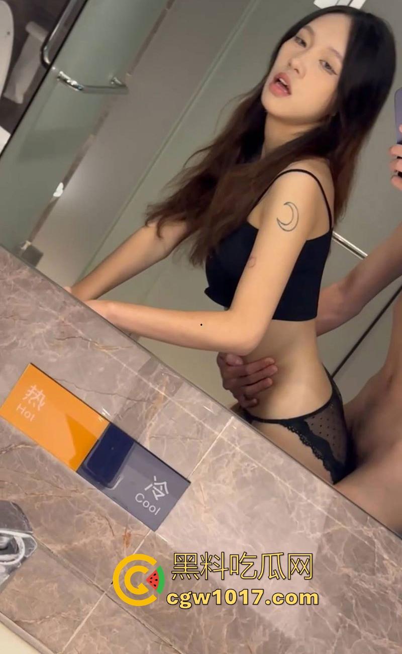 杭州工商大学顶级小美【林馨悦】高颜值极品母狗，露脸深情舔舐大屌，公厕镜前翘臀猛挨后入，简直是高功率榨精姬！-3