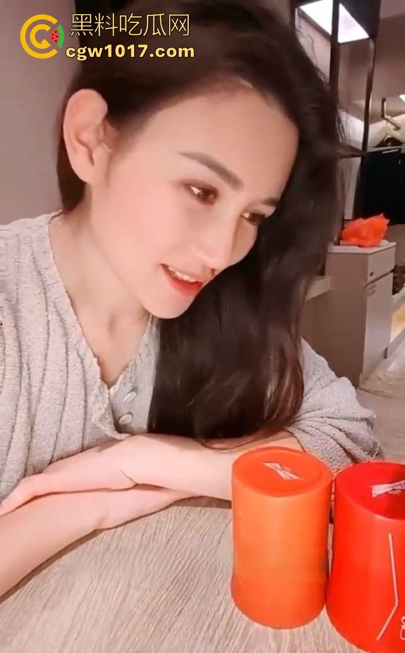 极品小姨子醉酒勾引姐夫!酒店玩真心话大冒险尺度拉满,巨乳半露主动扑倒跪地,边跟姐姐打电话边口交!-2