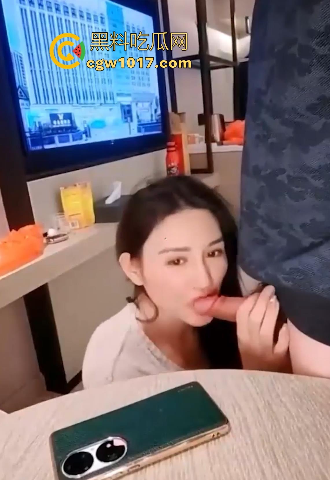 极品小姨子醉酒勾引姐夫!酒店玩真心话大冒险尺度拉满,巨乳半露主动扑倒跪地,边跟姐姐打电话边口交!-5