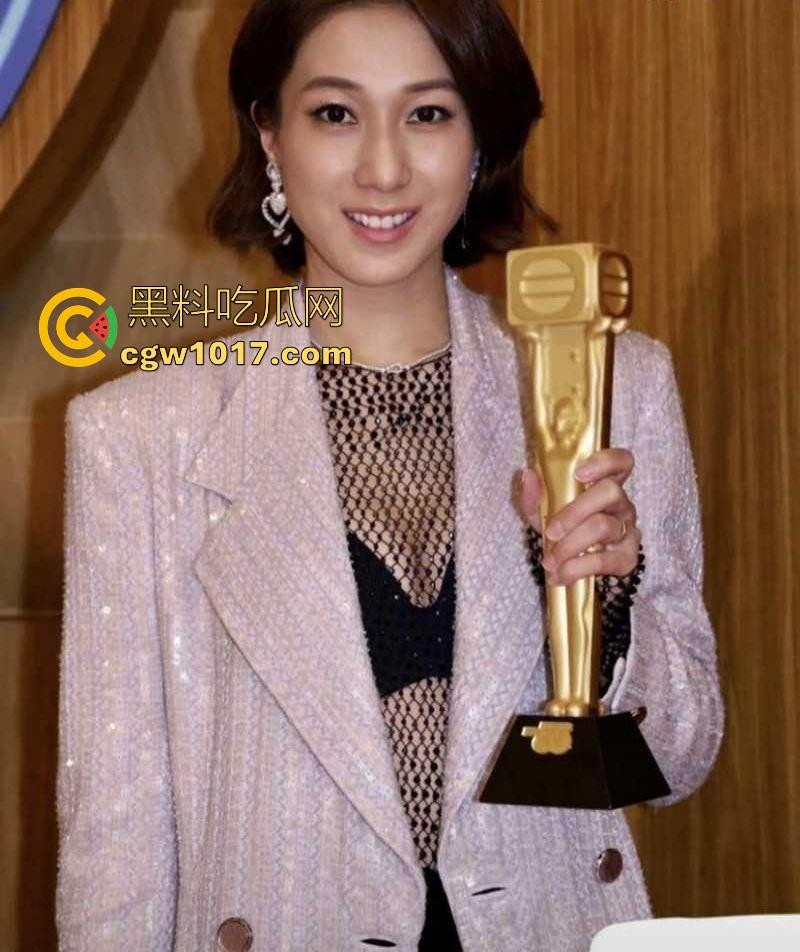 香港TVB女演员好彩妹【钟嘉欣】曝光老公【Jeremy】婚内出轨视频,童年女神为夫淡出竟遭背叛令人惋惜!-12