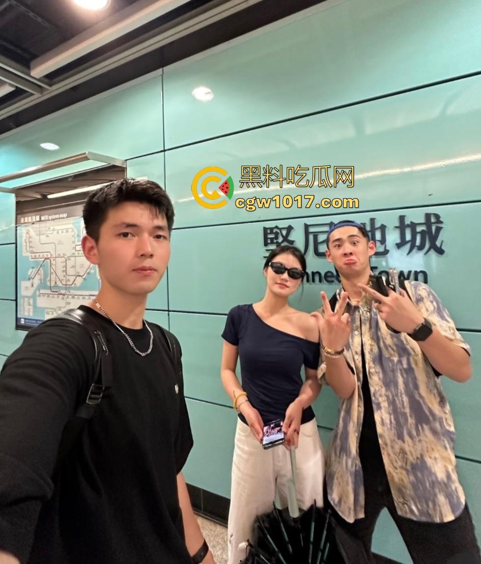 淫妻出轨单男大肉棒,绿帽老公秒变M竟帮单男口交,老婆黑丝换肉丝老公继续操,我看是这老公想出轨吧?-2