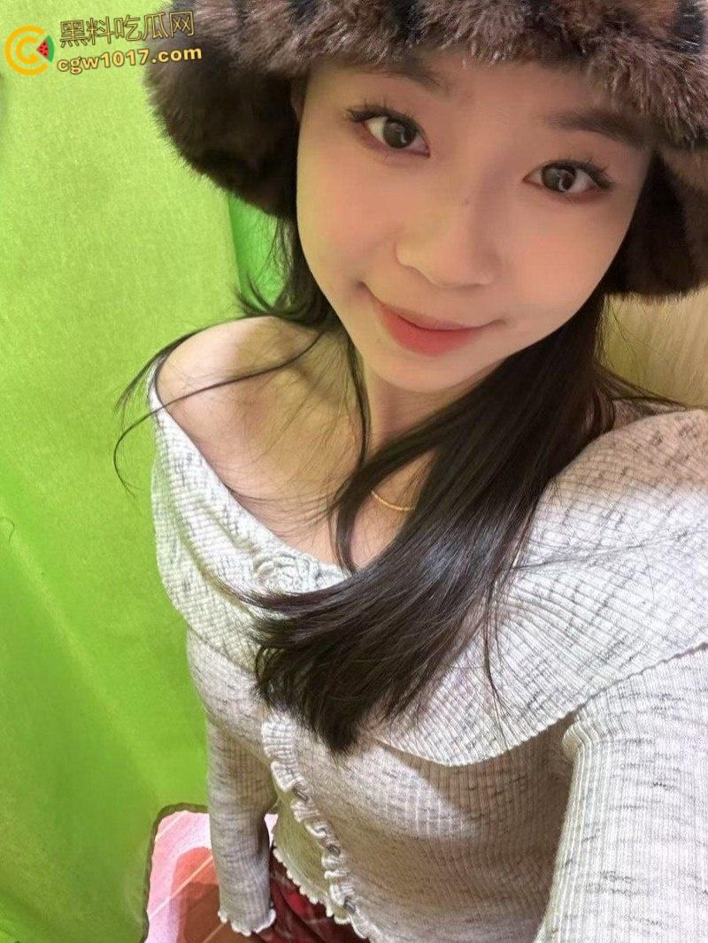 北京城市学院护士【刘源】,偷情裸照遭绿帽男友曝光,户外大胆牵鸡巴散步,情趣肚兜女上疯狂摇摇车!-4