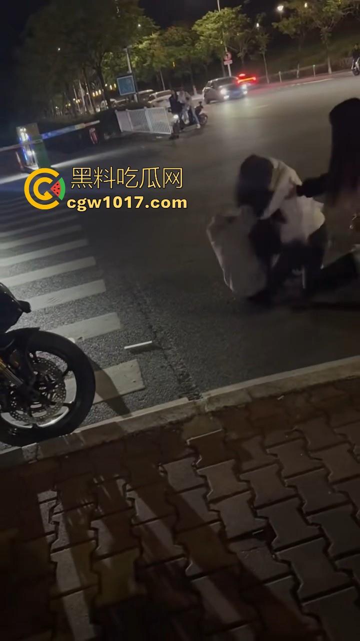 广东潮汕精神小妹街头火拼!多人围殴两人,扯头脚踢肚子跟下体,打得有来有回,好看精神小妹打架观赏性就很足!-4