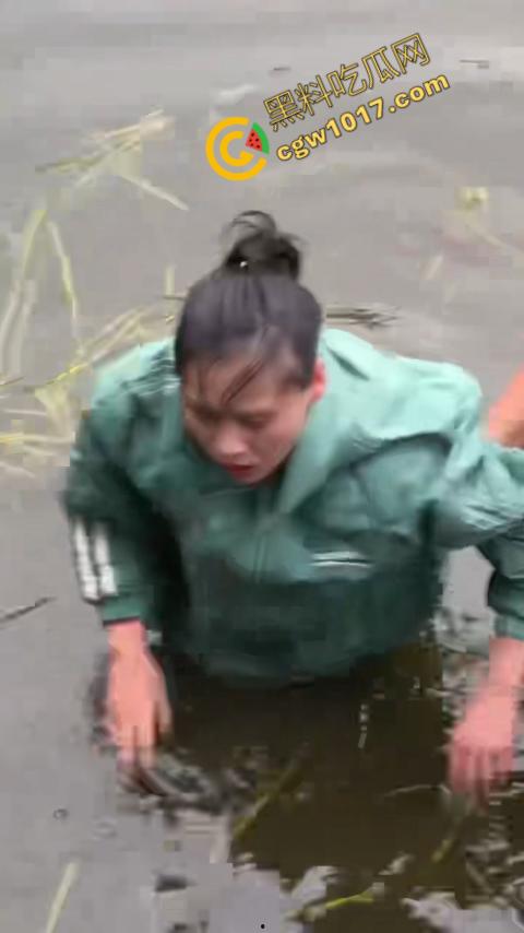 重庆湖边惊魂:绝望女子跳湖,勇敢路人生死救美,惊险拯救,揪心一刻,心跳加速,惊险刺激!-10