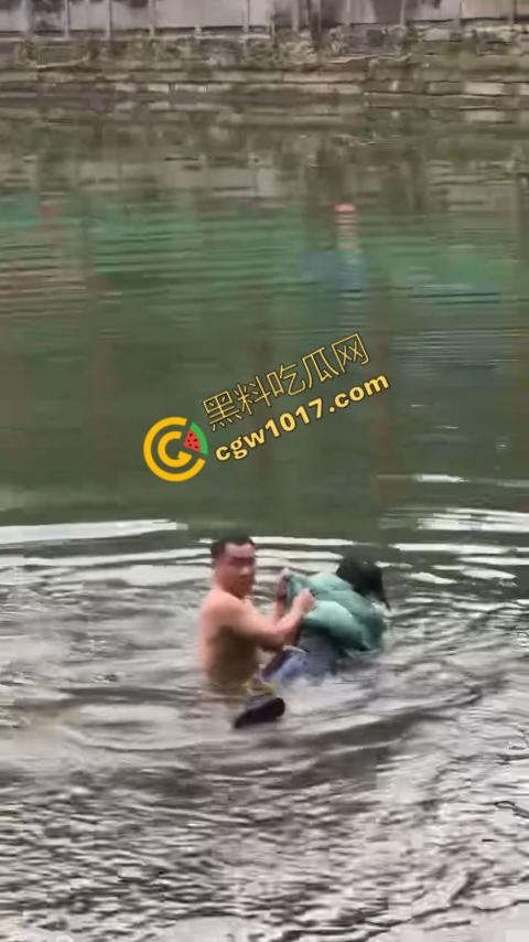 重庆湖边惊魂:绝望女子跳湖,勇敢路人生死救美,惊险拯救,揪心一刻,心跳加速,惊险刺激!-7