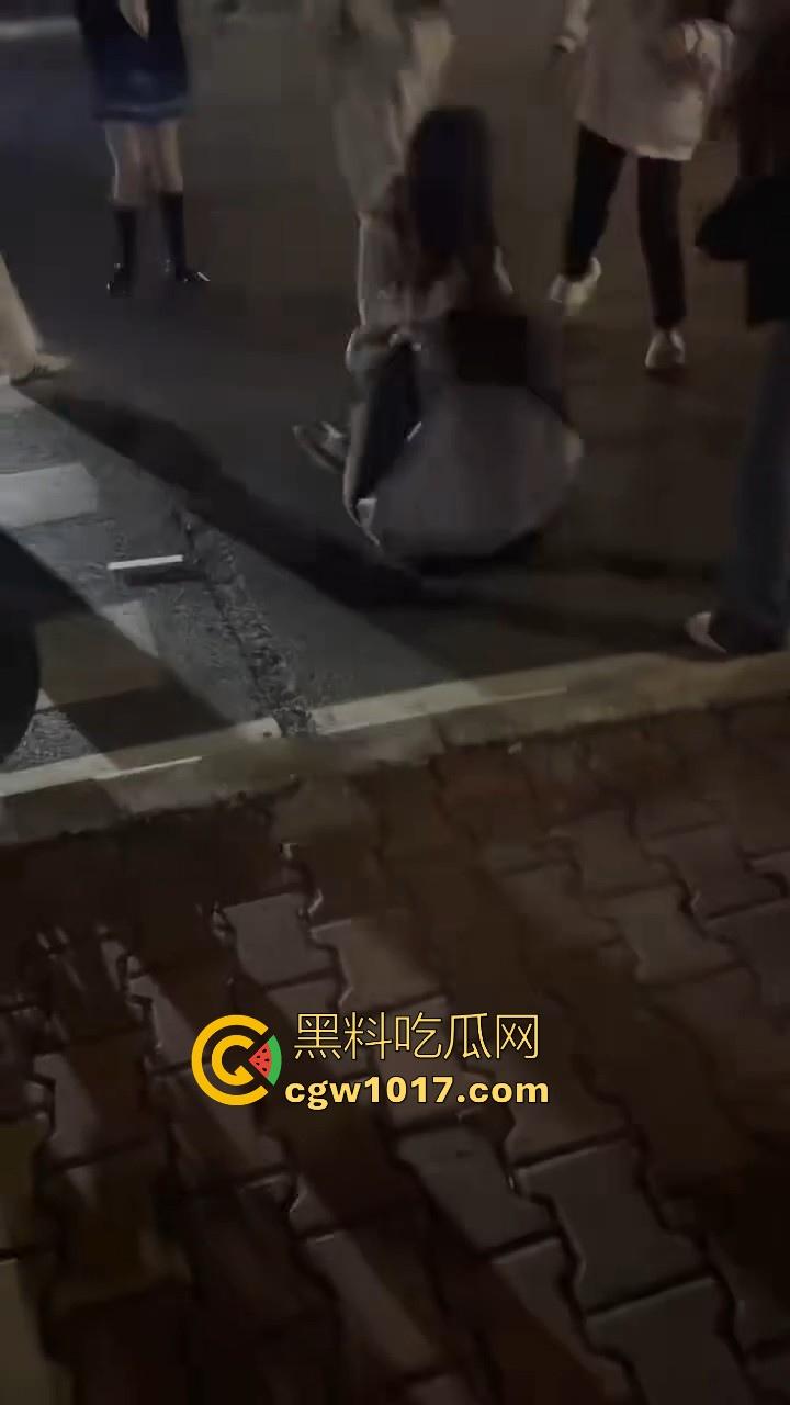 广东潮汕精神小妹街头火拼!多人围殴两人,扯头脚踢肚子跟下体,打得有来有回,好看精神小妹打架观赏性就很足!-2