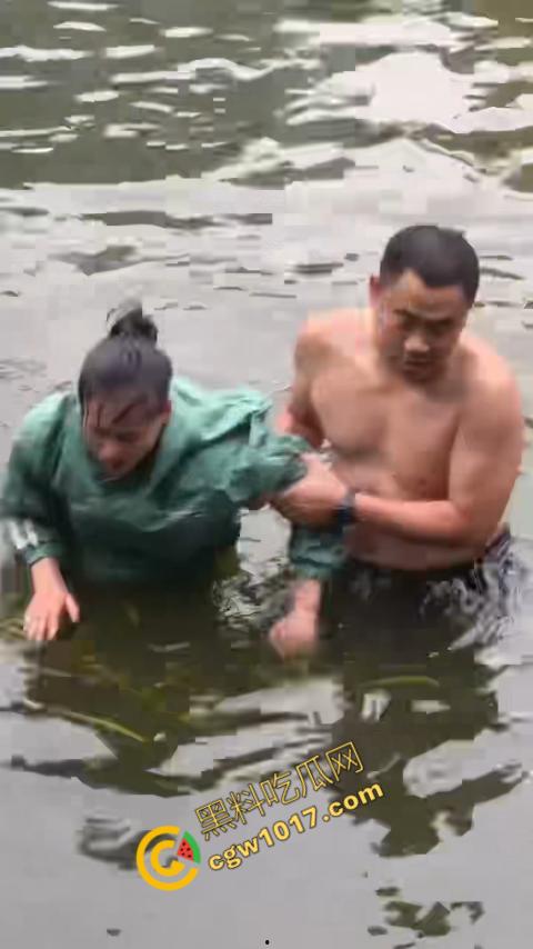 重庆湖边惊魂:绝望女子跳湖,勇敢路人生死救美,惊险拯救,揪心一刻,心跳加速,惊险刺激!-9