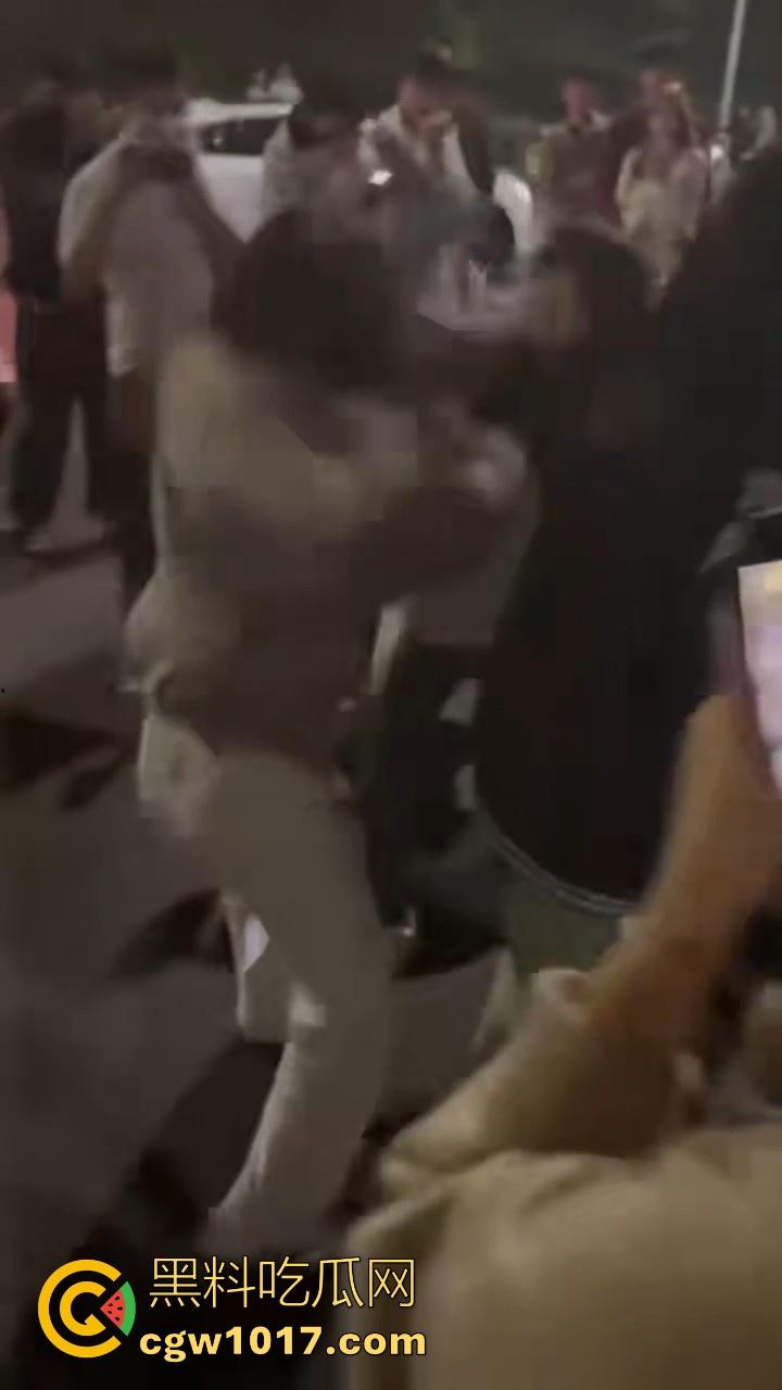 广东潮汕精神小妹街头火拼!多人围殴两人,扯头脚踢肚子跟下体,打得有来有回,好看精神小妹打架观赏性就很足!-10