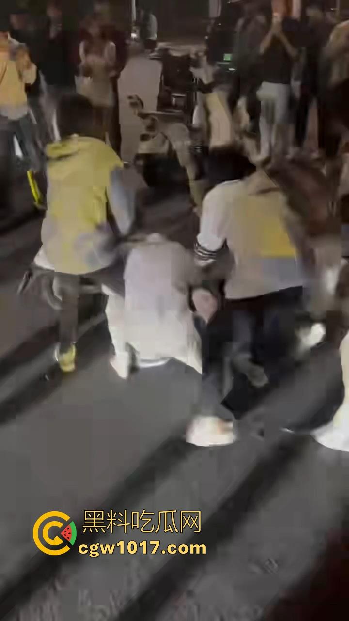 广东潮汕精神小妹街头火拼!多人围殴两人,扯头脚踢肚子跟下体,打得有来有回,好看精神小妹打架观赏性就很足!-9