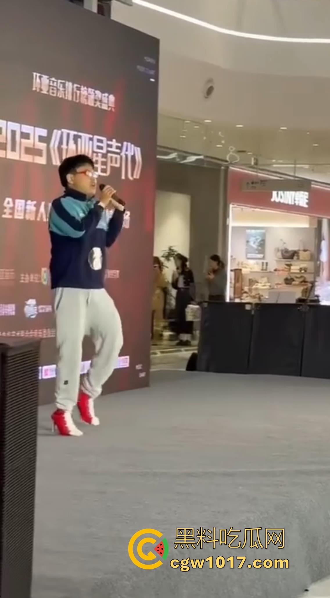 选秀节目再现神人，环亚星声代成都赛区，猛男身穿高跟给你带来【想你的夜】，又是那个挨千刀的把他伤得那么重！-6