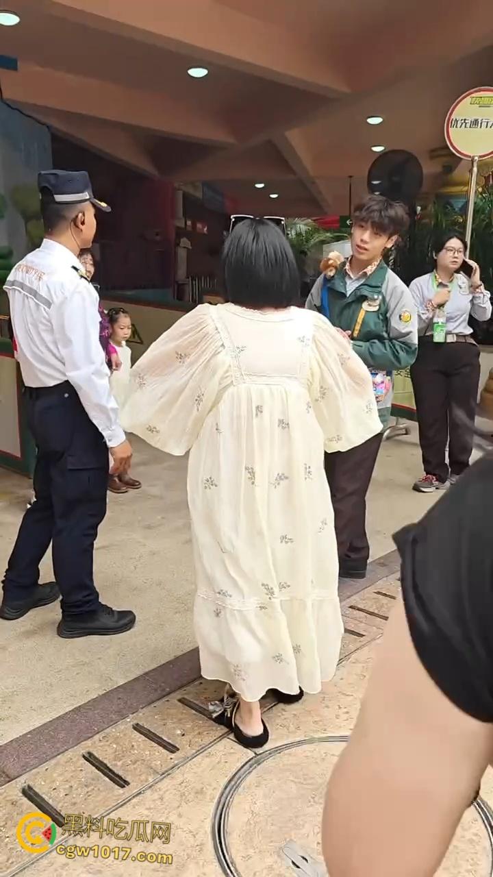 广州长隆野生动物园,长裙美女为狗大闹,不听劝阻当街闹事,怒砸玩具车扔路人,最终被安保人员请出 !-2