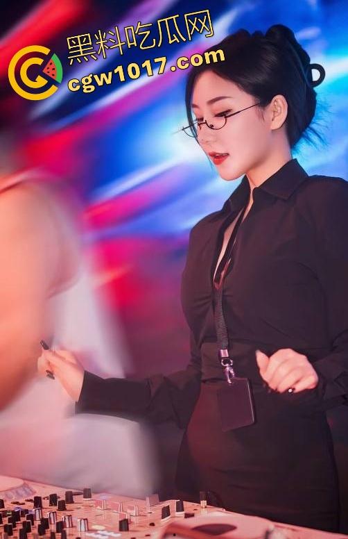 广州夜店女DJ真空打碟!不穿内裤上阵,边打碟边流淫水,收场时还随机挑选忠实听众酒店啪啪,难怪这么酒吧求着她去!-6