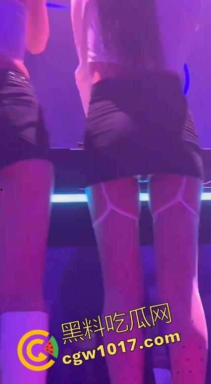 广州夜店女DJ真空打碟!不穿内裤上阵,边打碟边流淫水,收场时还随机挑选忠实听众酒店啪啪,难怪这么酒吧求着她去!-10