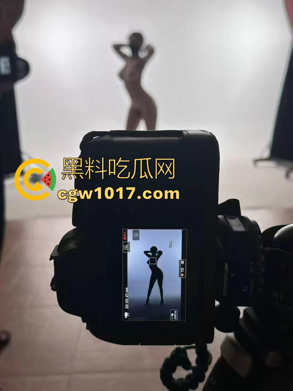 网黄摄影佬日常工作生活状态,拍性感模特私下约有同样爱好的反差尤物,真正吃得好的兄弟,真的不会对外说的!-2