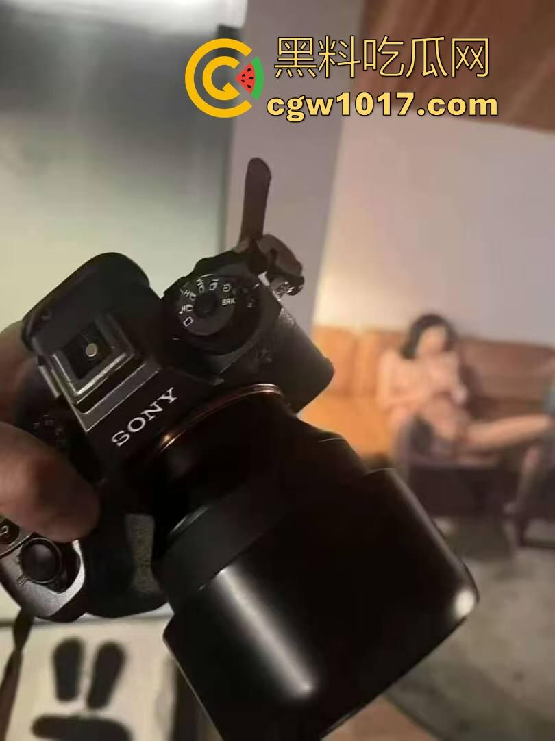 网黄摄影佬日常工作生活状态,拍性感模特私下约有同样爱好的反差尤物,真正吃得好的兄弟,真的不会对外说的!-4