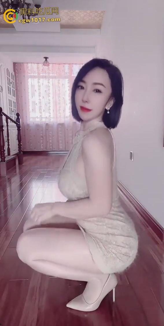 抖音短发少妇【酥酥麻麻】,韵味反差巨乳尤物,与金主一对一风骚揉奶,吊带丝袜抠逼自慰,淫水四溢!-4