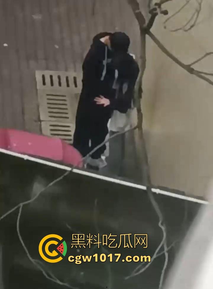 湖南师范大学宿舍角落小情侣偷情,我扣你的逼 你撸我的鸡,激情四射啊!熟悉的角落,熟悉的人,熟悉的动作!-8