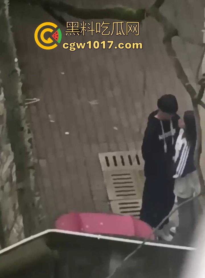 湖南师范大学宿舍角落小情侣偷情,我扣你的逼 你撸我的鸡,激情四射啊!熟悉的角落,熟悉的人,熟悉的动作!-5