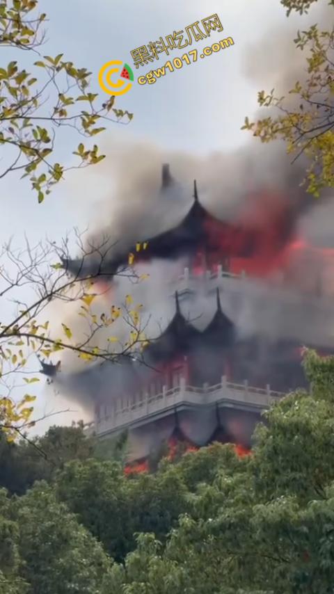 张家港凤凰山火焰翻腾：古寺在烈火中化为飞灰，黑烟滚滚，古建焦黑，无情怒火吞噬文化遗珍，可怕景象令人心碎-2
