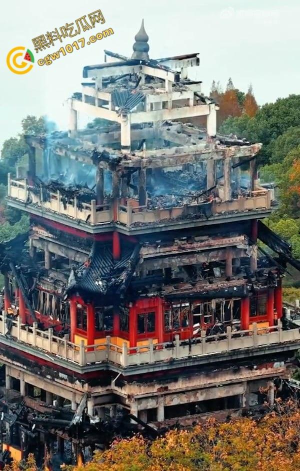 张家港凤凰山火焰翻腾:古寺在烈火中化为飞灰,黑烟滚滚,古建焦黑,无情怒火吞噬文化遗珍,可怕景象令人心碎-12