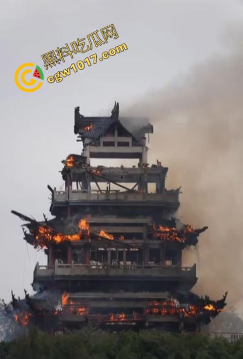 张家港凤凰山火焰翻腾：古寺在烈火中化为飞灰，黑烟滚滚，古建焦黑，无情怒火吞噬文化遗珍，可怕景象令人心碎-8