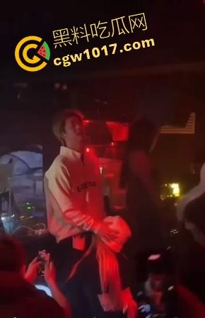 湖南长沙骑士酒吧又玩出新高度,女DJ现场给富二代口交,暴力深喉输出,还当众后入,卧槽玩这么刺激的吗!!-4