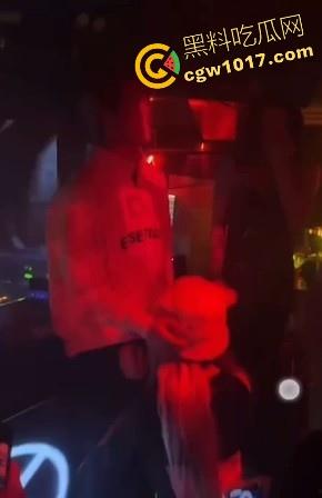 湖南长沙骑士酒吧又玩出新高度,女DJ现场给富二代口交,暴力深喉输出,还当众后入,卧槽玩这么刺激的吗!!-5