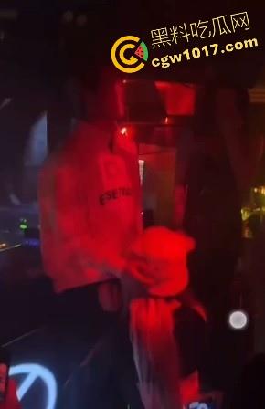 湖南长沙骑士酒吧又玩出新高度,女DJ现场给富二代口交,暴力深喉输出,还当众后入,卧槽玩这么刺激的吗!!-5