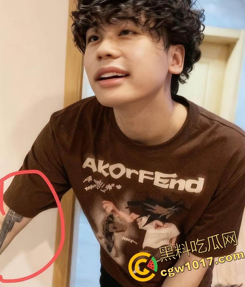 昔日抖音第一枪【厄卡伦】重出江湖,回归第一炮还是给了老情人,高颜值反差人妻,全程露脸舔掉骑乘,骚到飞起!-3