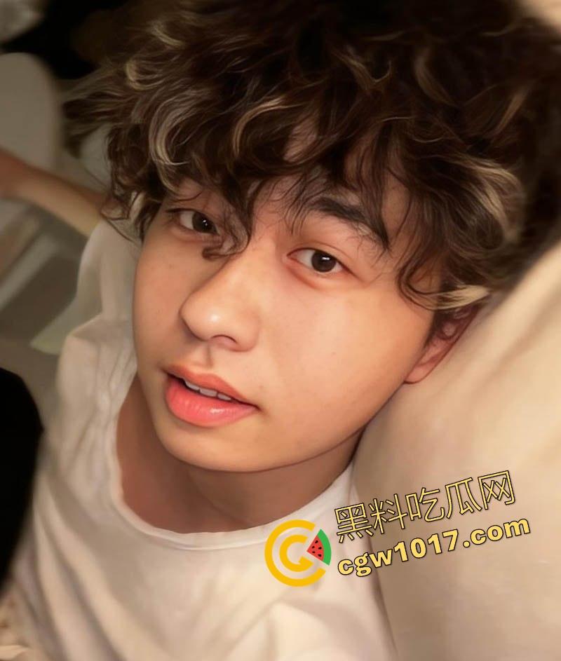 昔日抖音第一枪【厄卡伦】重出江湖,回归第一炮还是给了老情人,高颜值反差人妻,全程露脸舔掉骑乘,骚到飞起!-5