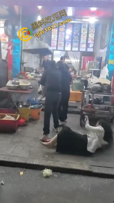 热闹龙港夜市:原配大战小三,血雨腥风惊百客围观!温州最疯狂烧烤摊街头对决,拳风猛烈,头发乱飞,争风吃醋,看个痛快!-7