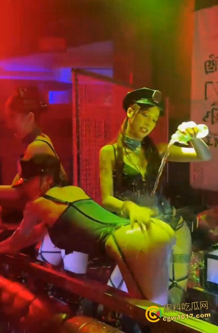 开单狗推酒吧狂爆金币,极品身材性感美女香槟湿身热舞,黑丝翘臀性感诱人,尺度炸裂到极致!-8
