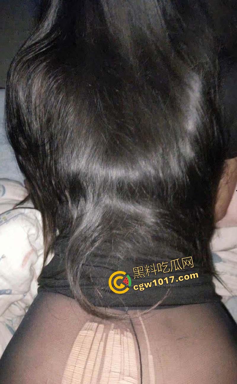 年轻小妈黑丝勾引,主动聊骚性感诱惑,像发了情的母狗一样主动骑乘,老爸酒醉在隔壁喊的更凶,无比刺激!-9