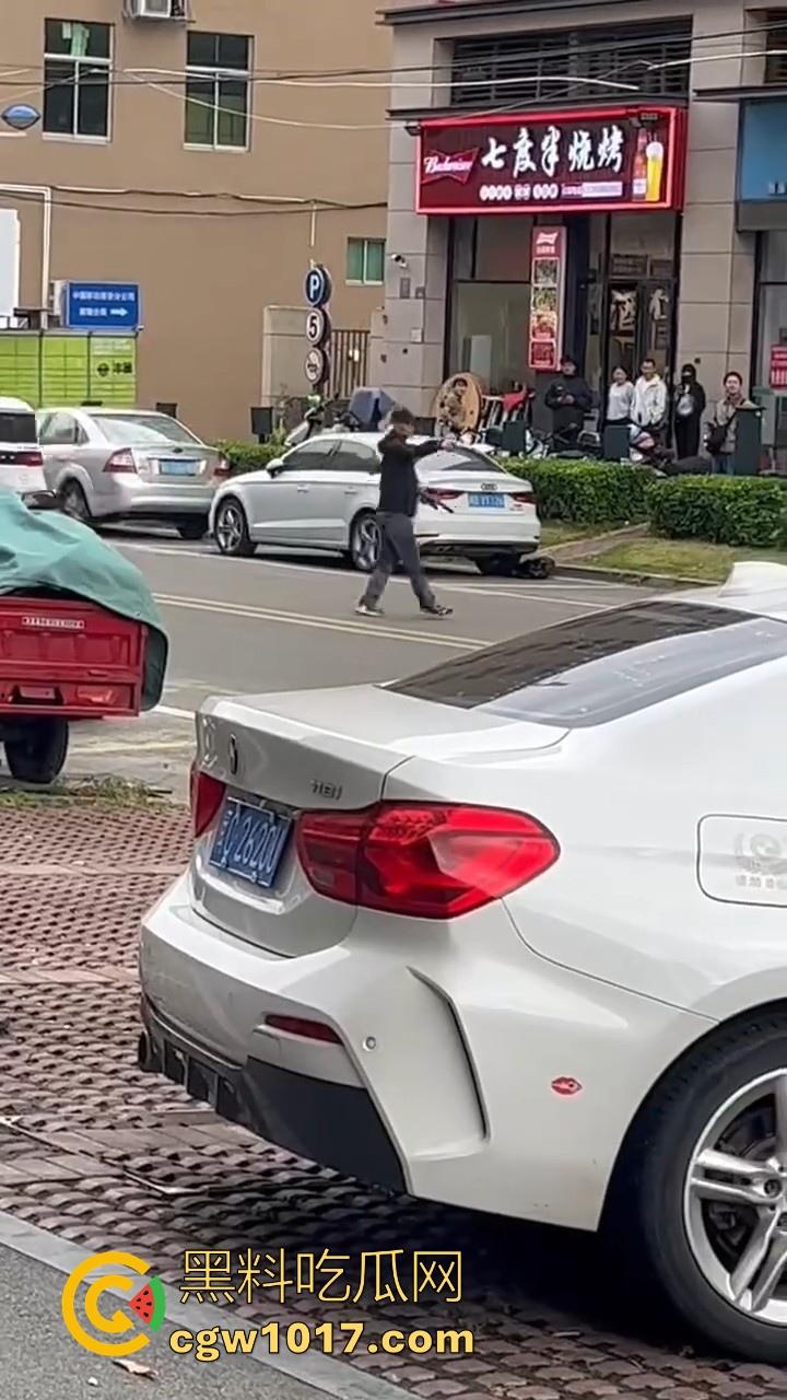 惠安男子拿把玩具枪当路霸,马路中央举起AK对过往车辆拦停,嘴里喊着执行公务,手中的枪发出音响笑死!-6