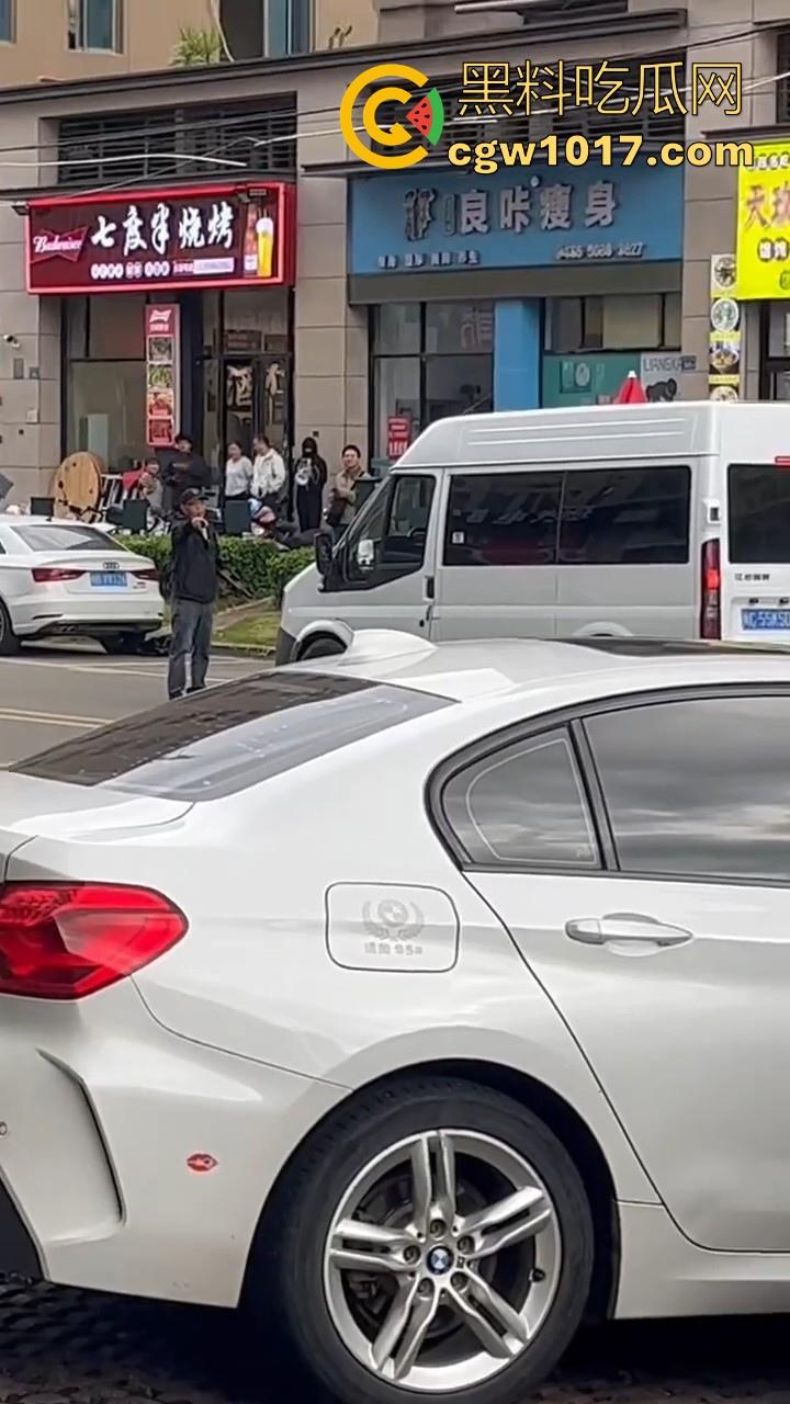 惠安男子拿把玩具枪当路霸,马路中央举起AK对过往车辆拦停,嘴里喊着执行公务,手中的枪发出音响笑死!-7