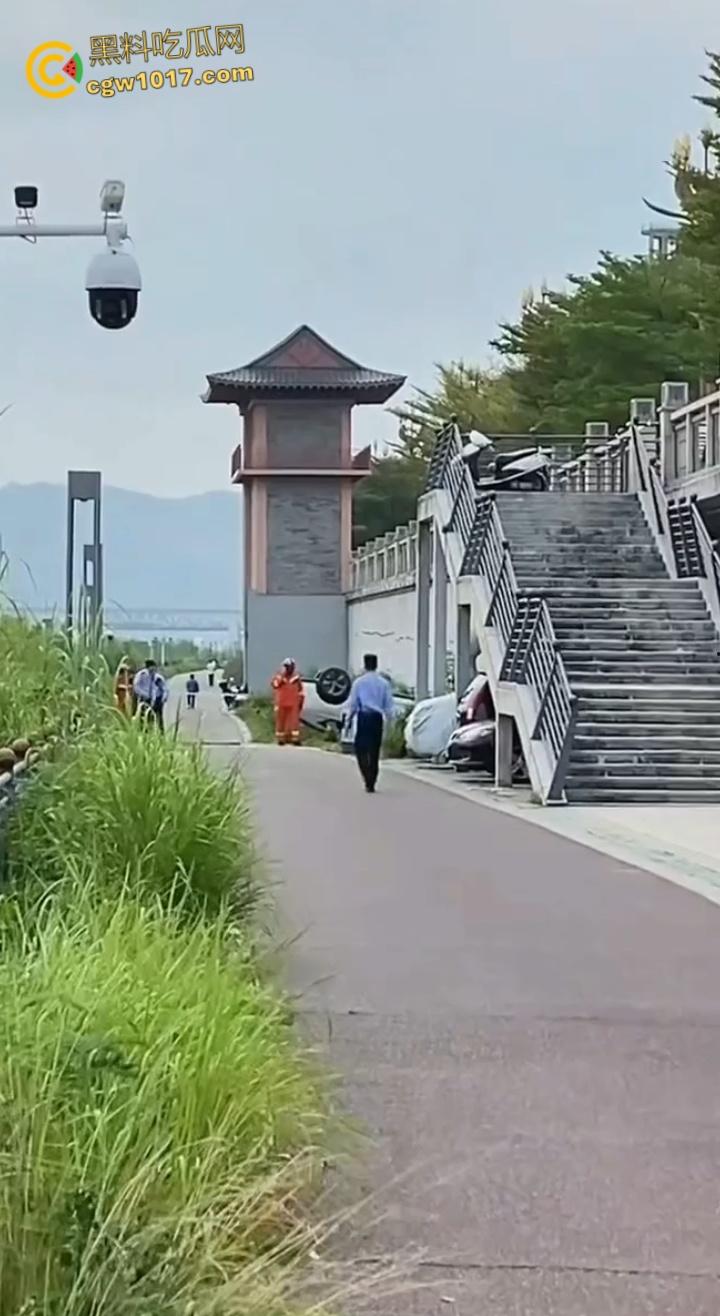 广东肇庆端州江滨堤，长发男司机疲劳驾驶，导致车辆失控开下堤坝，车辆翻滚险些酿成惨剧 ！-6