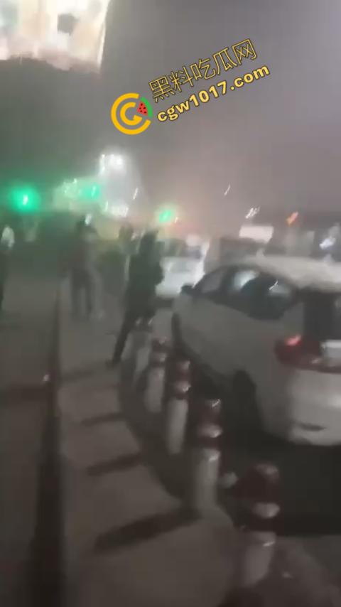 印度新德里景区爆炸震惊世人,鲜血渗透街道,8人当场死亡,惨烈火光照亮恐怖夜空,如同地狱修罗场!-2