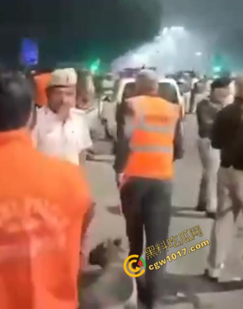 印度新德里景区爆炸震惊世人,鲜血渗透街道,8人当场死亡,惨烈火光照亮恐怖夜空,如同地狱修罗场!-8