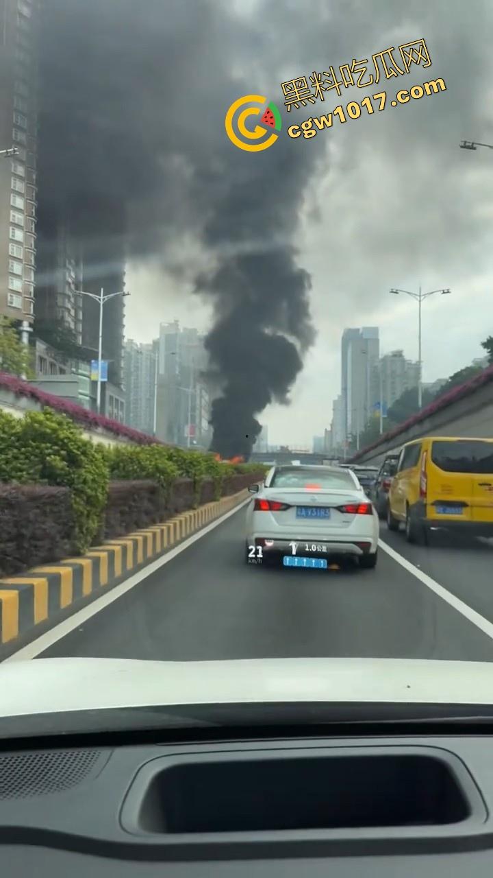 广东佛山季华园隧道口公交车发生自燃,现场浓烟滚滚,火势极其的大,具体自燃原因还待查明!-9